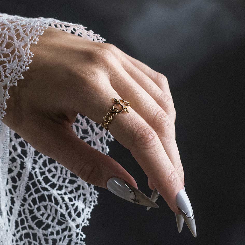 ALIANOR. Heraldic Lily Interlace Ring - Gold