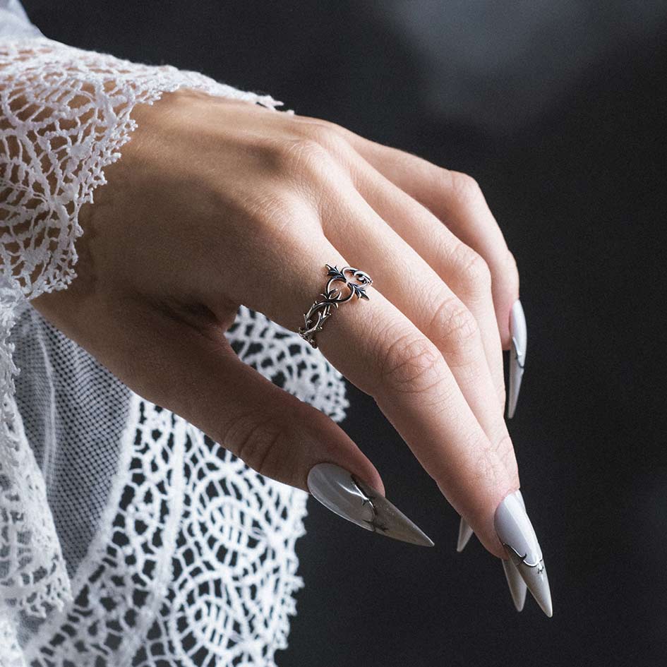 ALIANOR. Heraldic Lily Interlace Ring - Silver